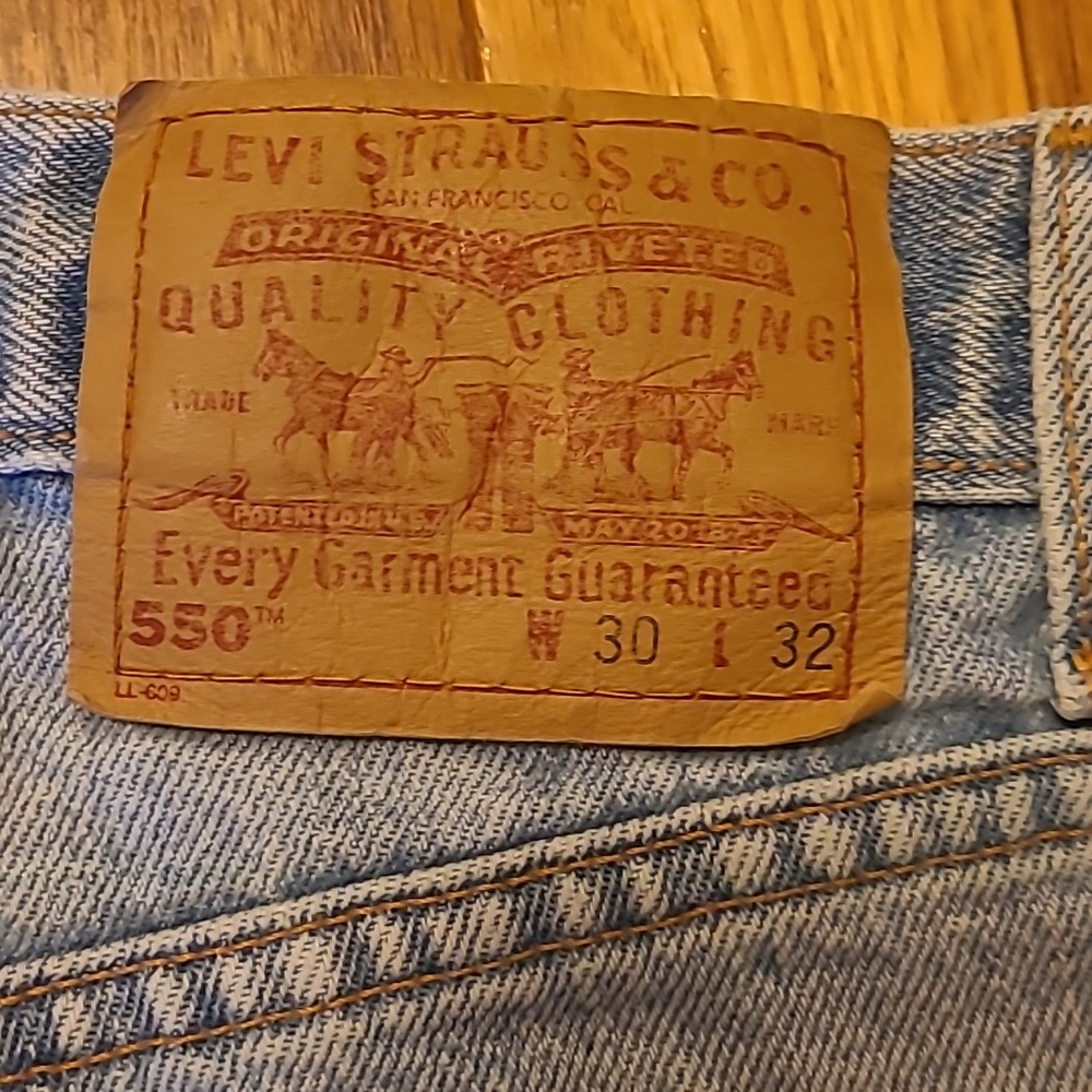 Vintage Levi's 550 Relaxed Fit Light Blue Jeans - Picture 5 of 9